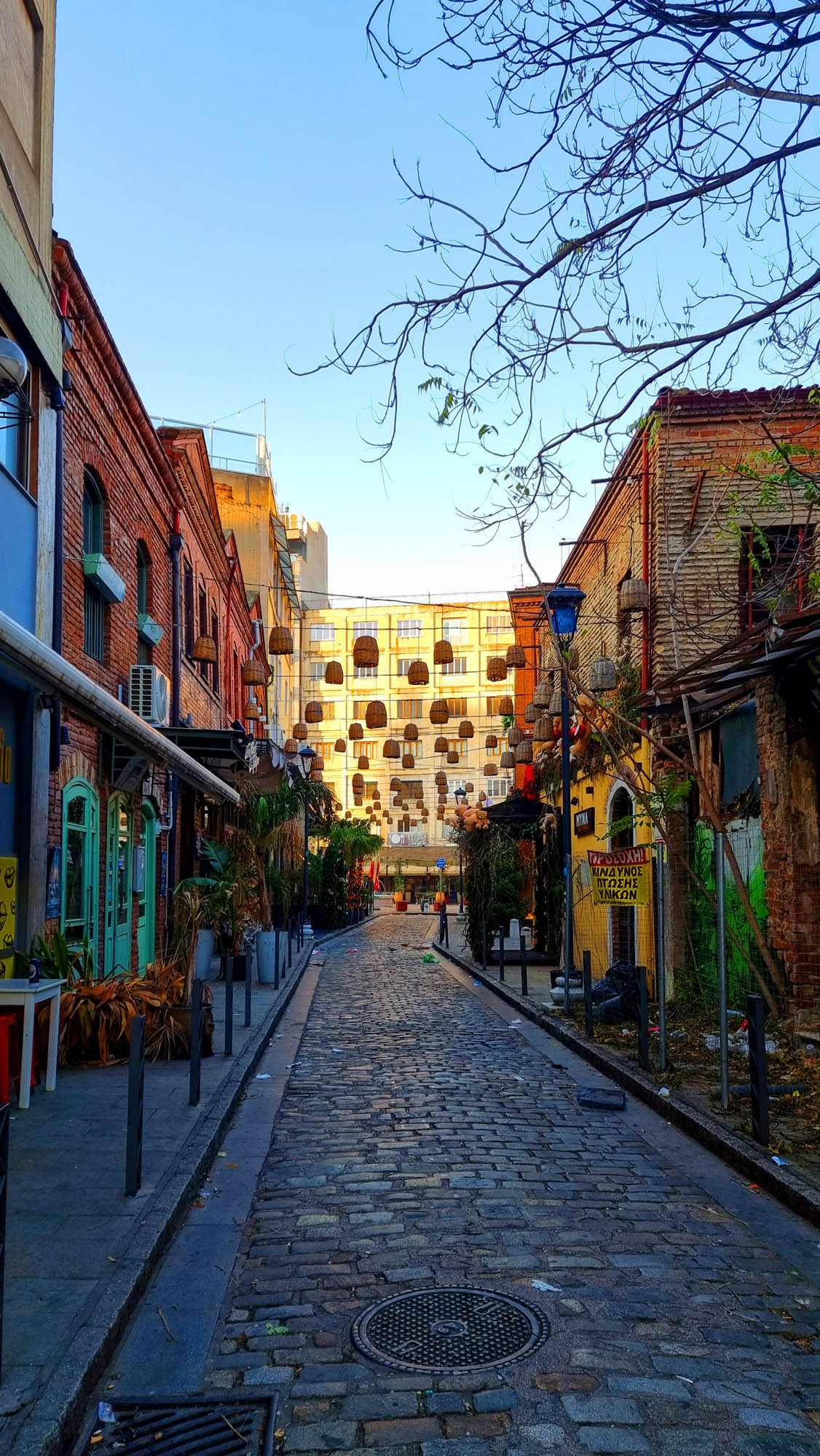 jedna z ulic dzielnicy loadadika, saloniki