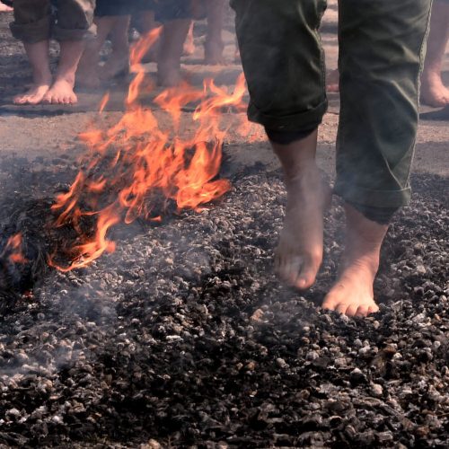 chodzenie po węglach, greckie rytuały i folklor