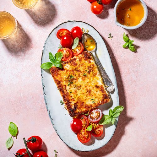 ser saganaki podany na ładnym talerzu, widok z góry, ser z pomidorami