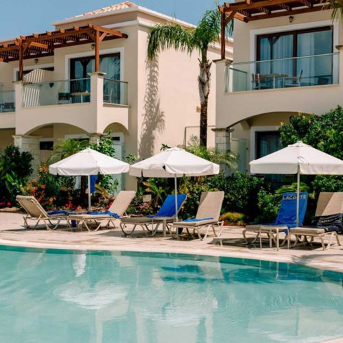 widok na basen i hotel mythos, rodos