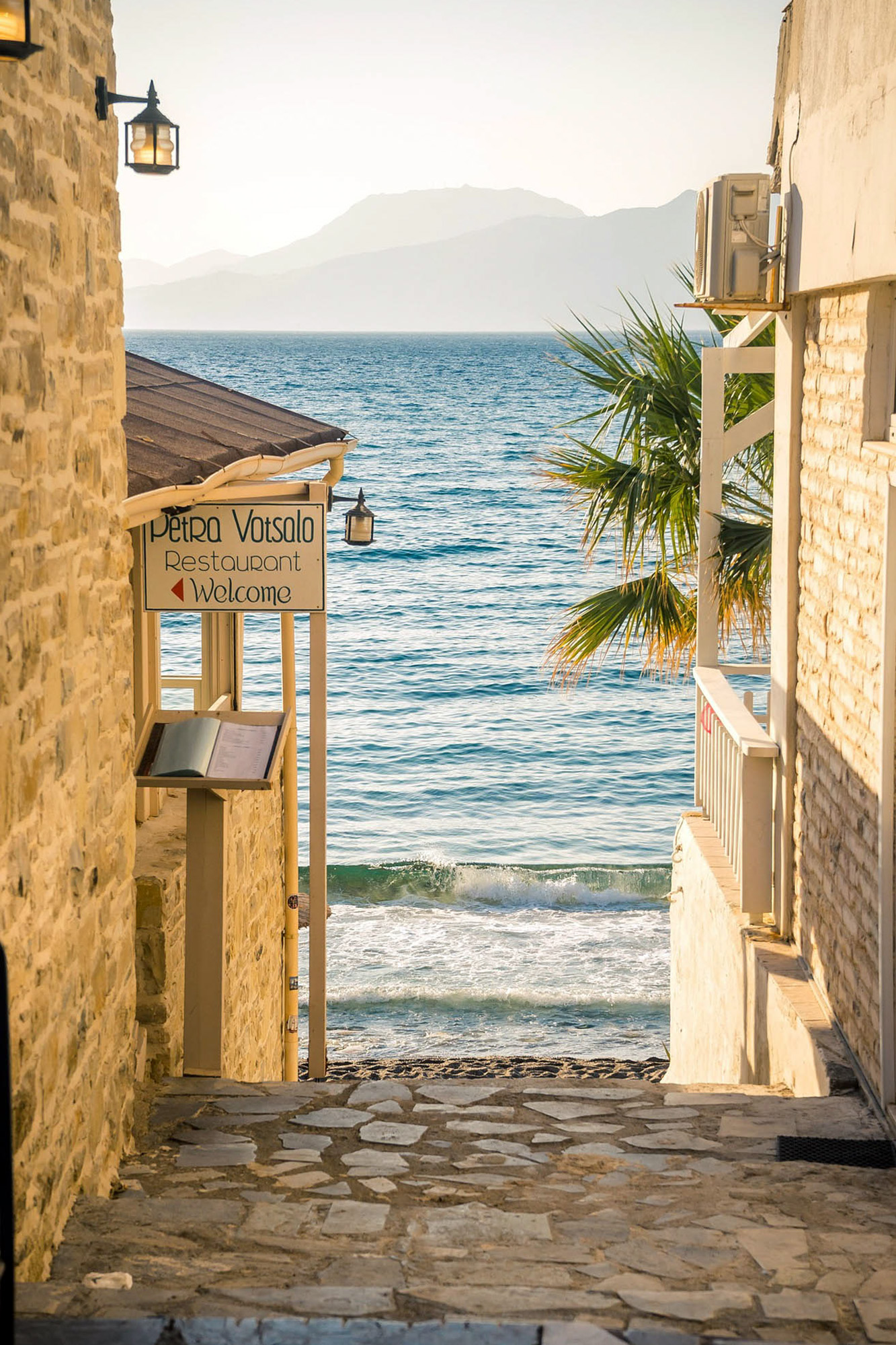 ulica z widokiem na morze, matala