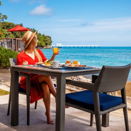 kobieta na wakacjach patrzy na morze