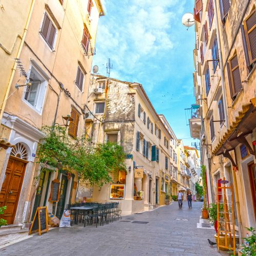 ulica, korfu, pastelowe barwy ulicy i budynków