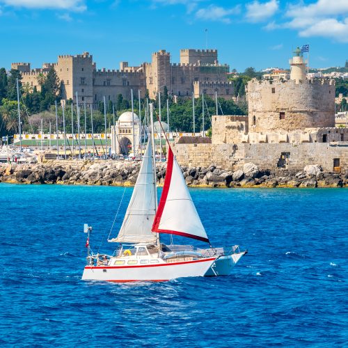 widok na pałac wielkiego mistrza od strony morza, łódka, morze, rodos