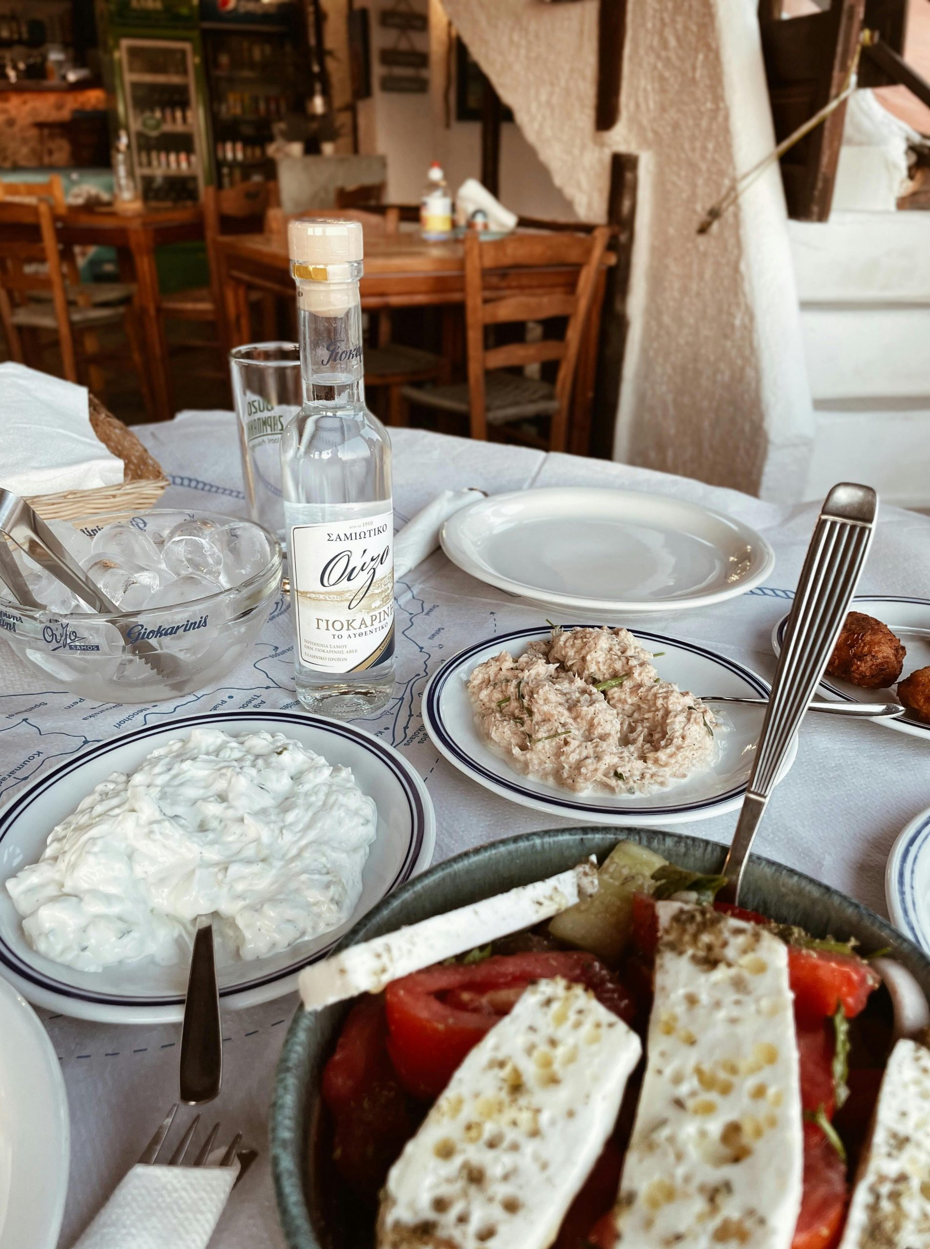 mezedes i ouzo, na greckim stole wieczór w tawernie greckiej