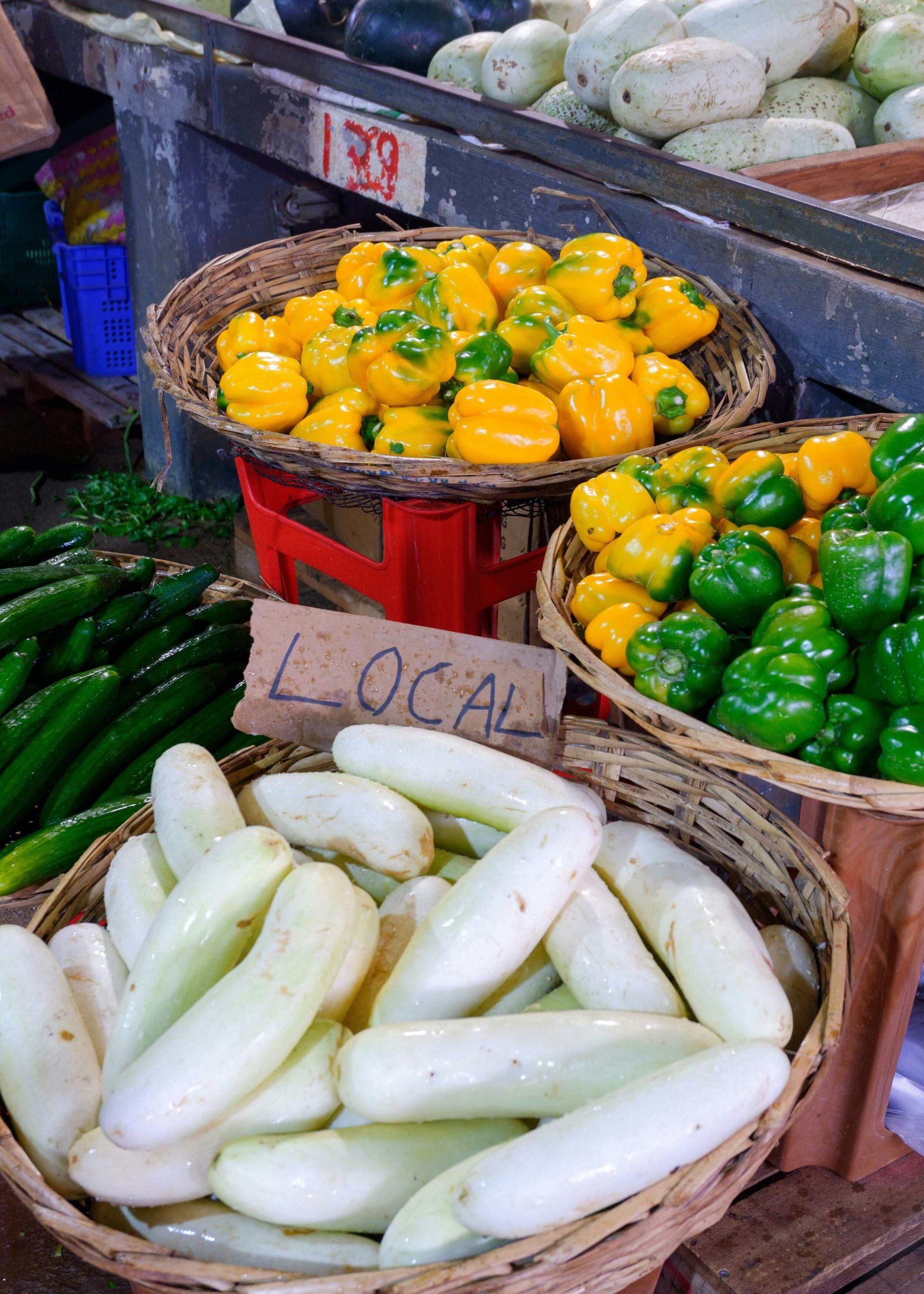 białe bakłażany na targowisku