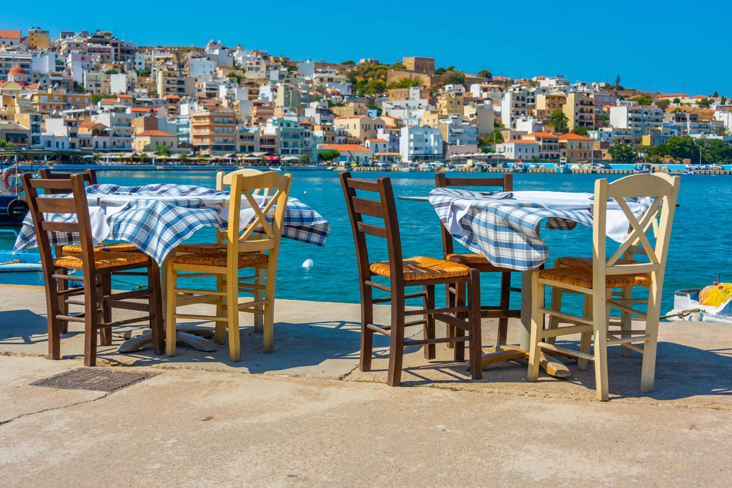 sitia, widok na morze i miasto z portowej tawerny, restauracja przy morzu sitia, kreta