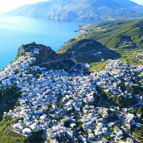 widok na morze i miasteczko w górach, evia