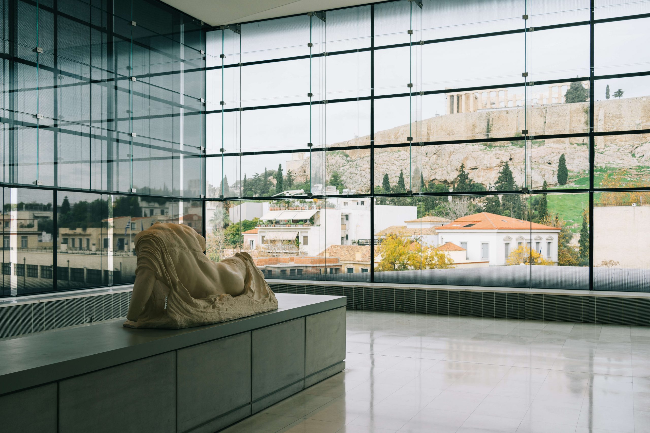 widok z muzeum akropolu na partenon, widok z wnętrza przez okno