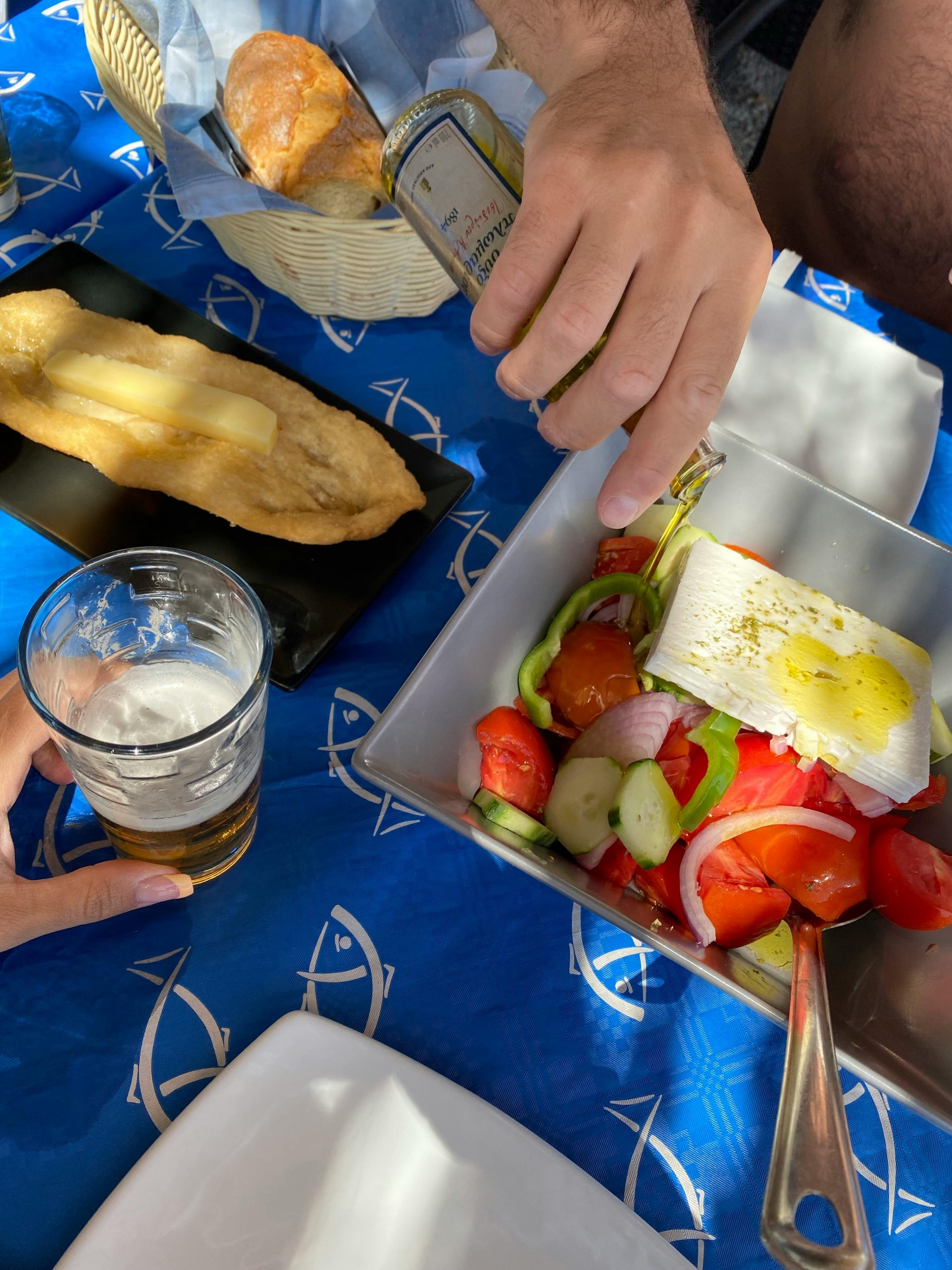 grecki zastawiony stół, widok z góry