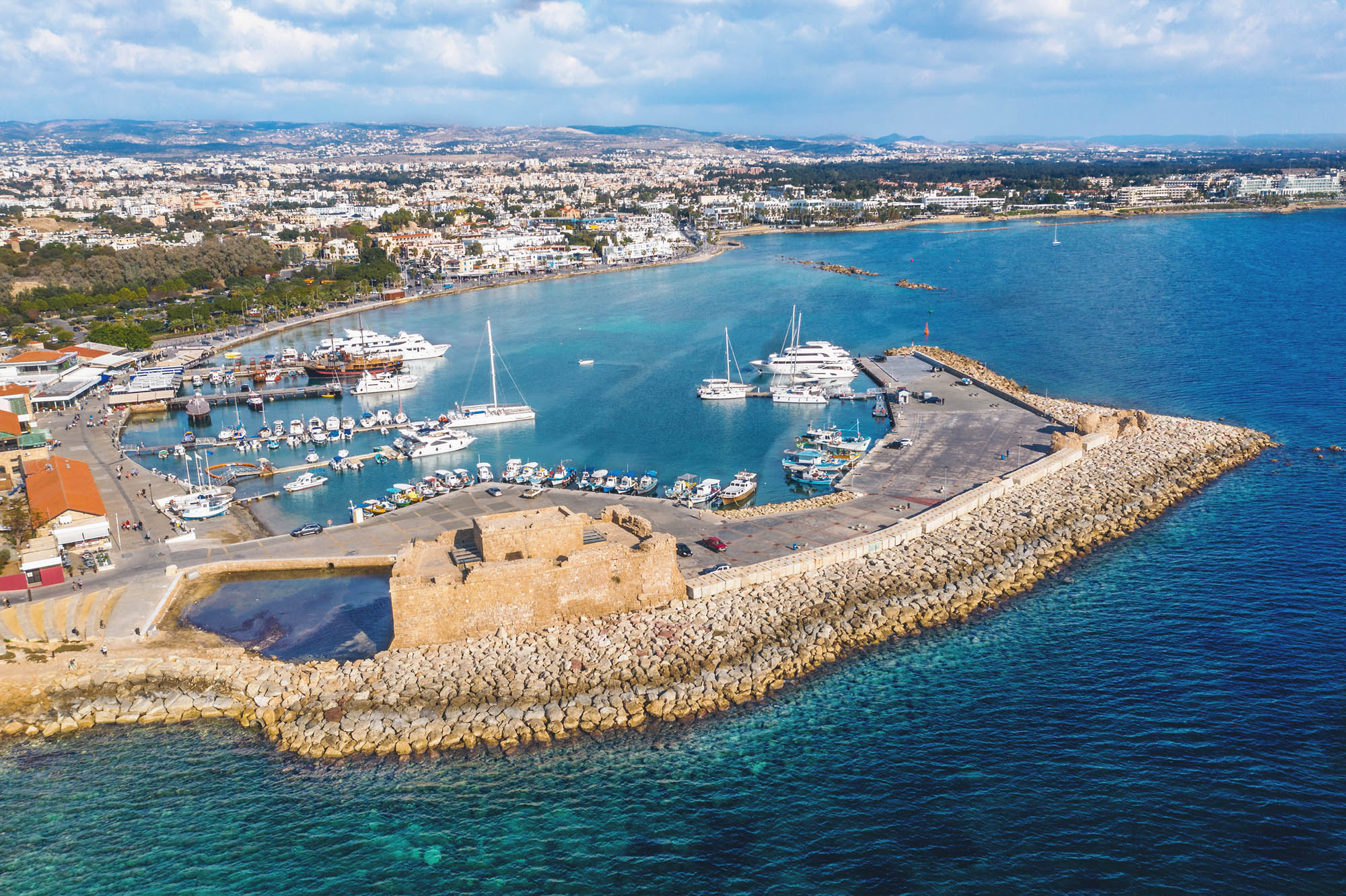 widok na Pahos i zamek w pafos z daleka, z góry, widok na miasto i port, morze, cypr