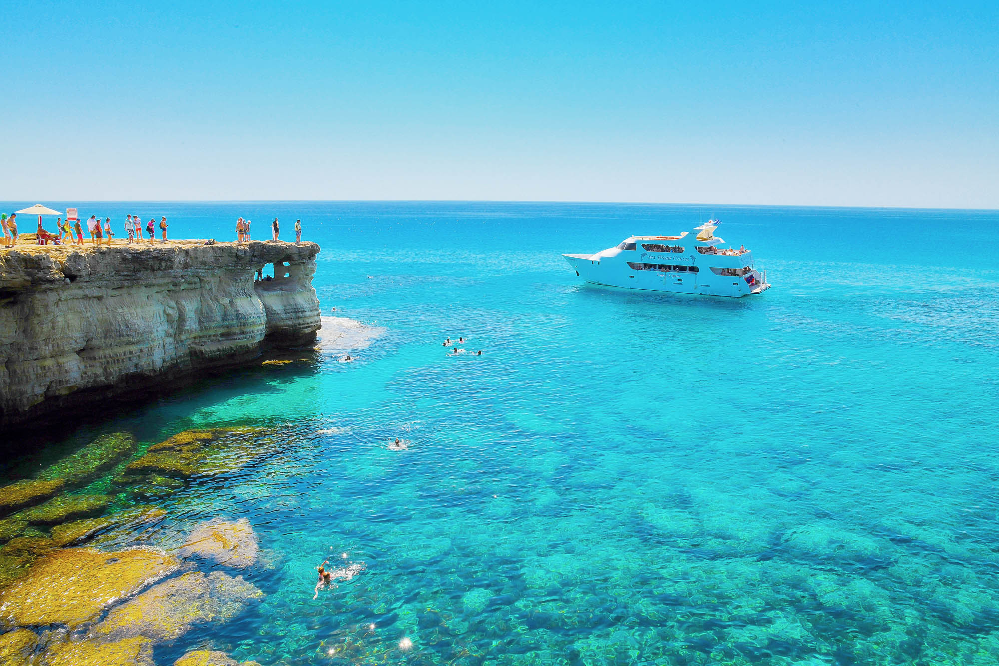 cape greco, jaskinie, widok na spokojne morze