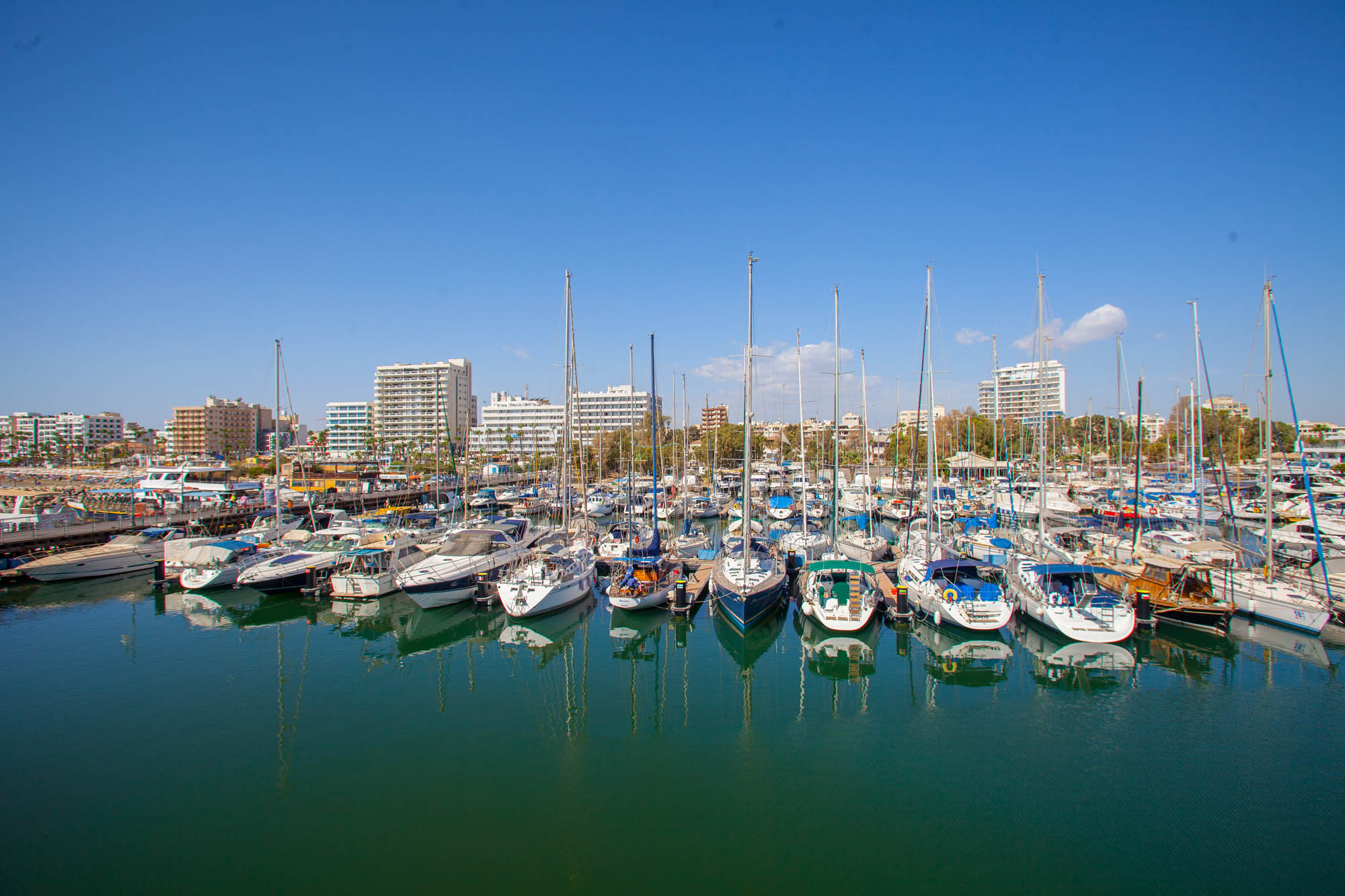 marina w larnace, widok na marinę, na morze i kołyszące się łodki