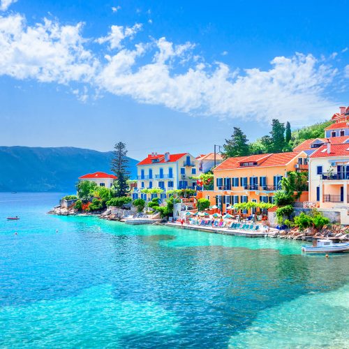 assos, kefalonia, widok na kolorowe miasteczko