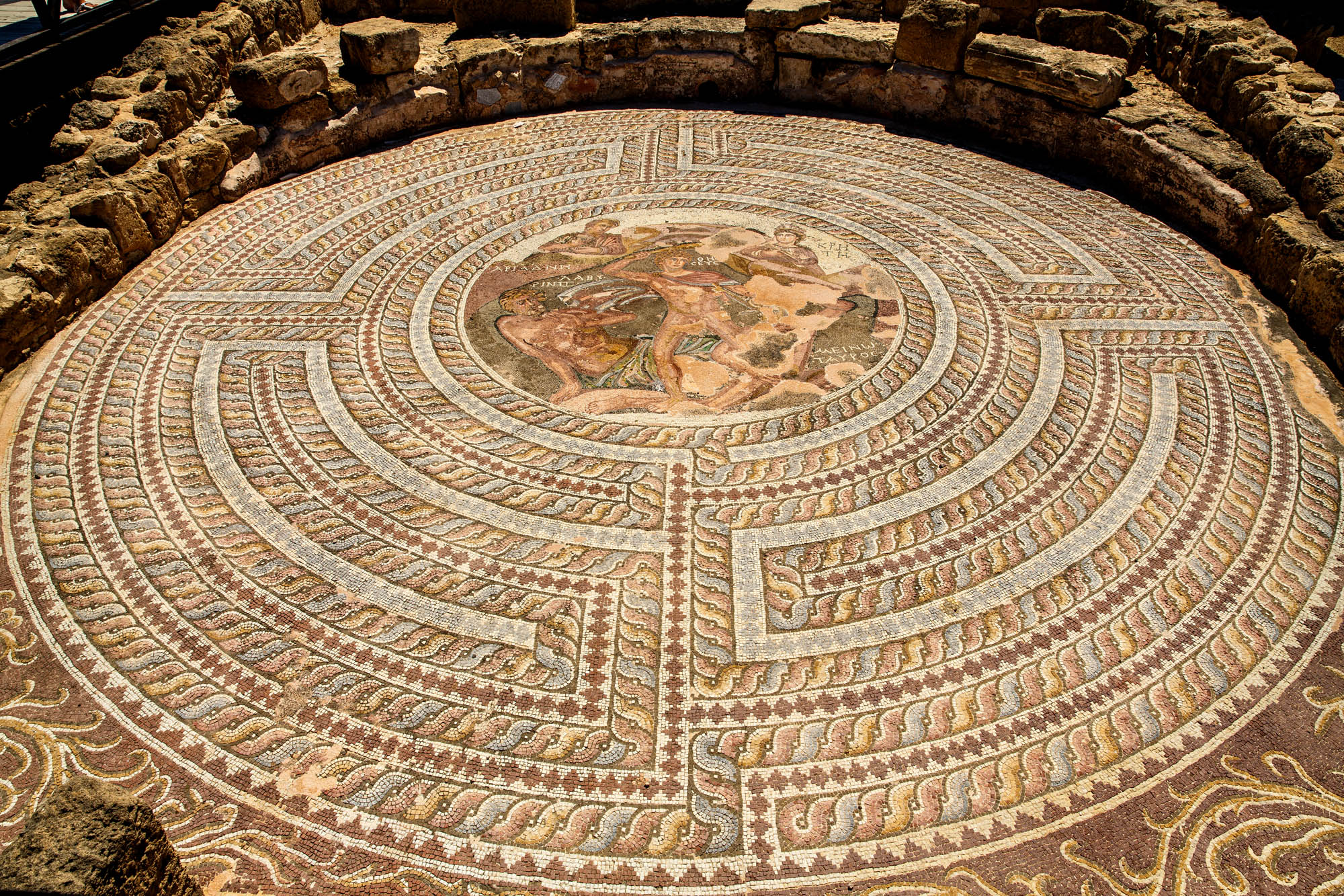 słynne mozaiki z pafos, stanowisko archeologiczne, widok na mozaikę, cypr