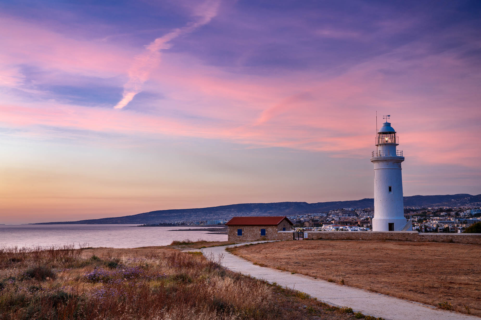 latarnia morska w pafos, cypr, zachód słońca