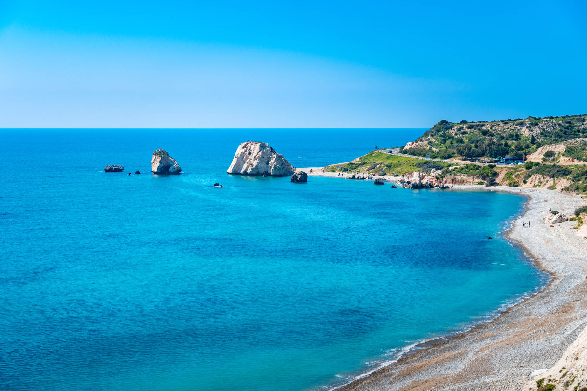 skała afrodyty, widok z daleka na skełę, morze i plażę, cypr, pafos