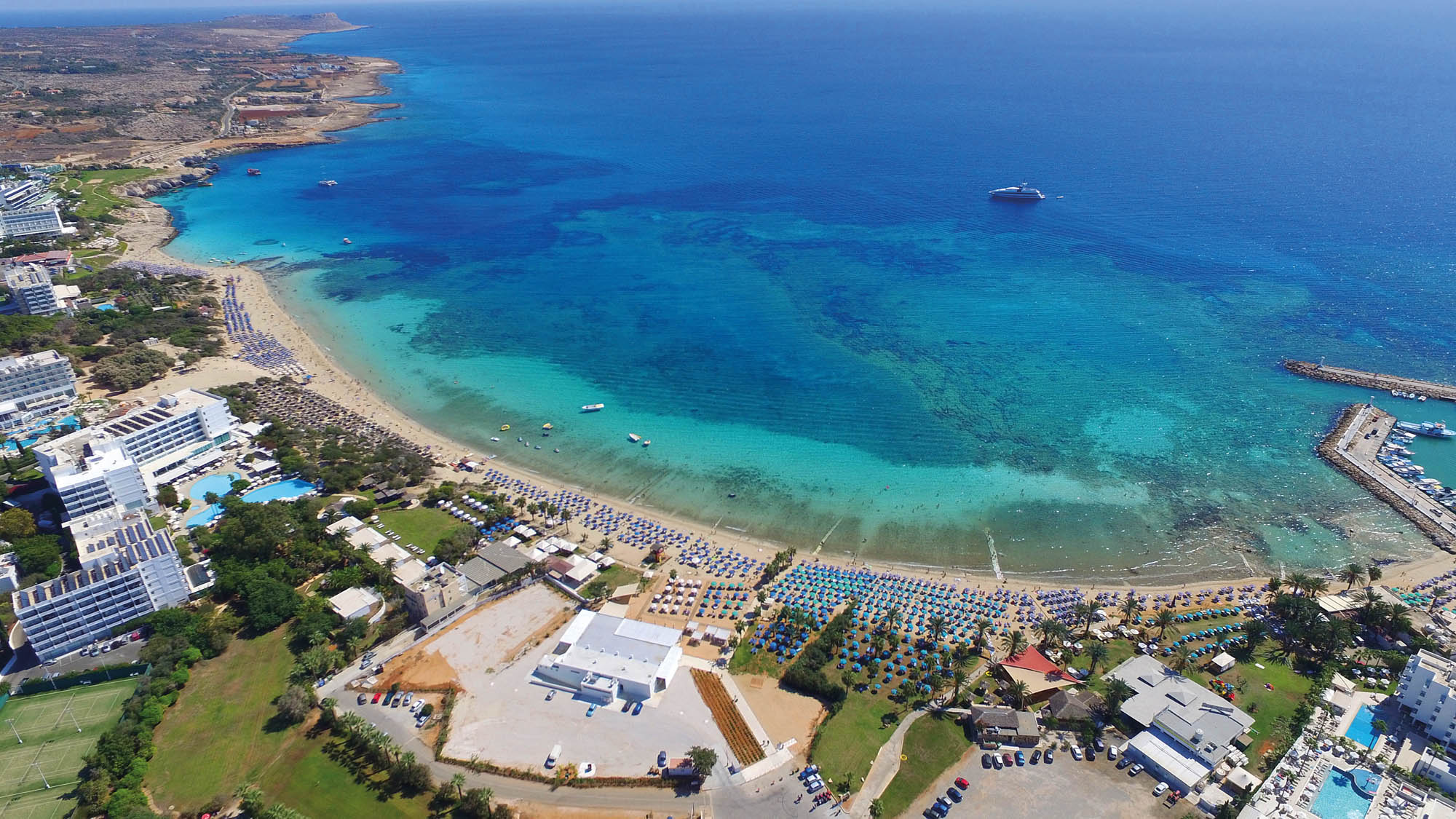 ayia napa, cypr, widok na miasteczko i plaże z lotu ptaka