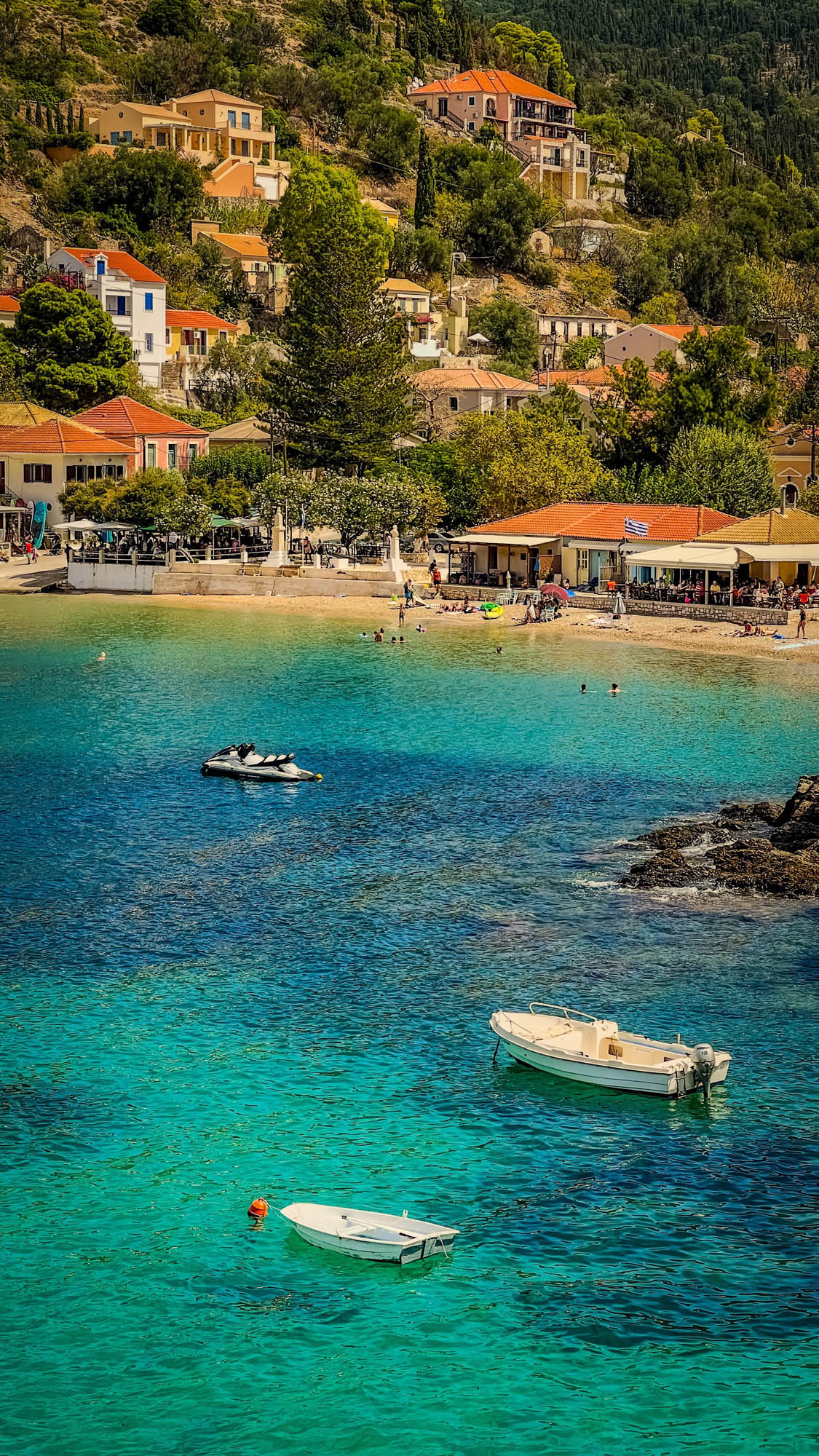 łodzie w morze w zatoce miasteczka ficardo, kefalonia, widok