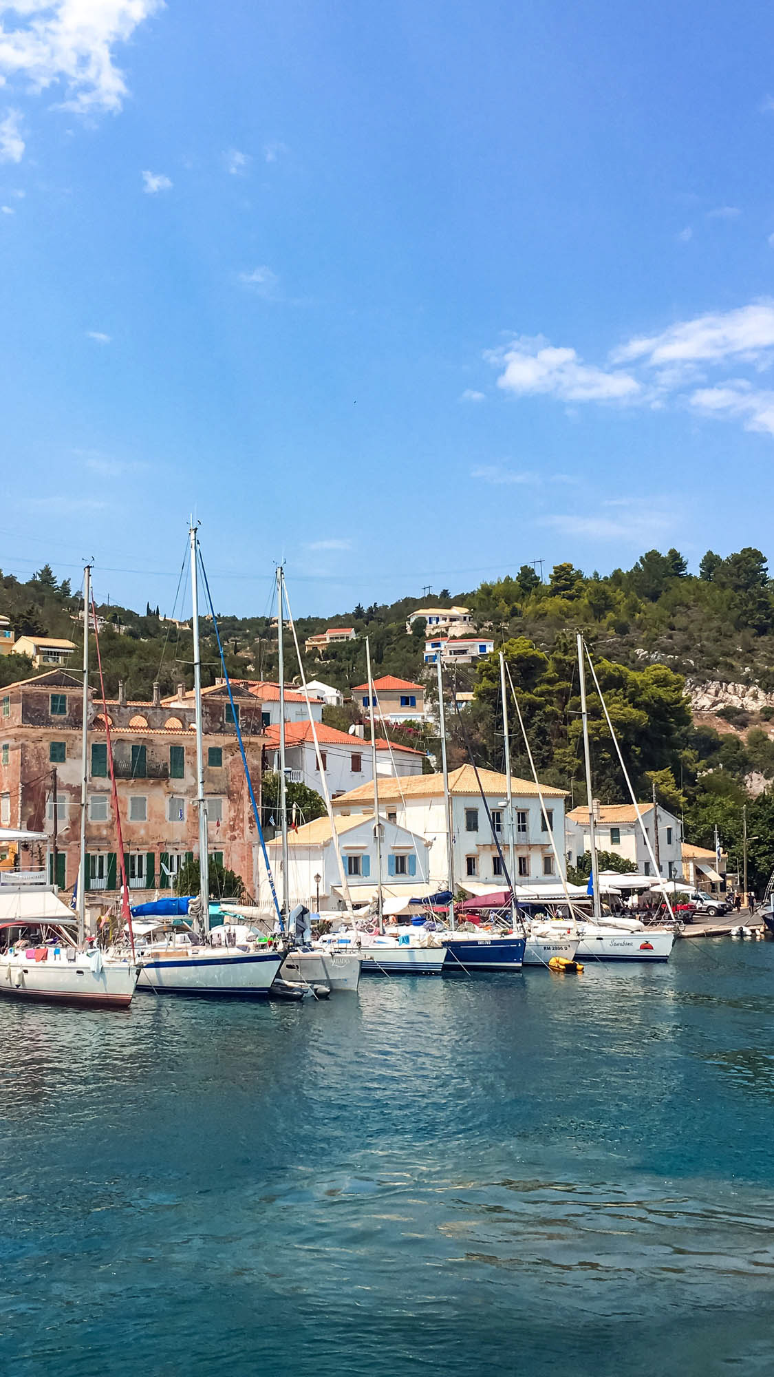 fiscardo, miasteczko w grecji,, kefalonia, widok na łódki i port i morze