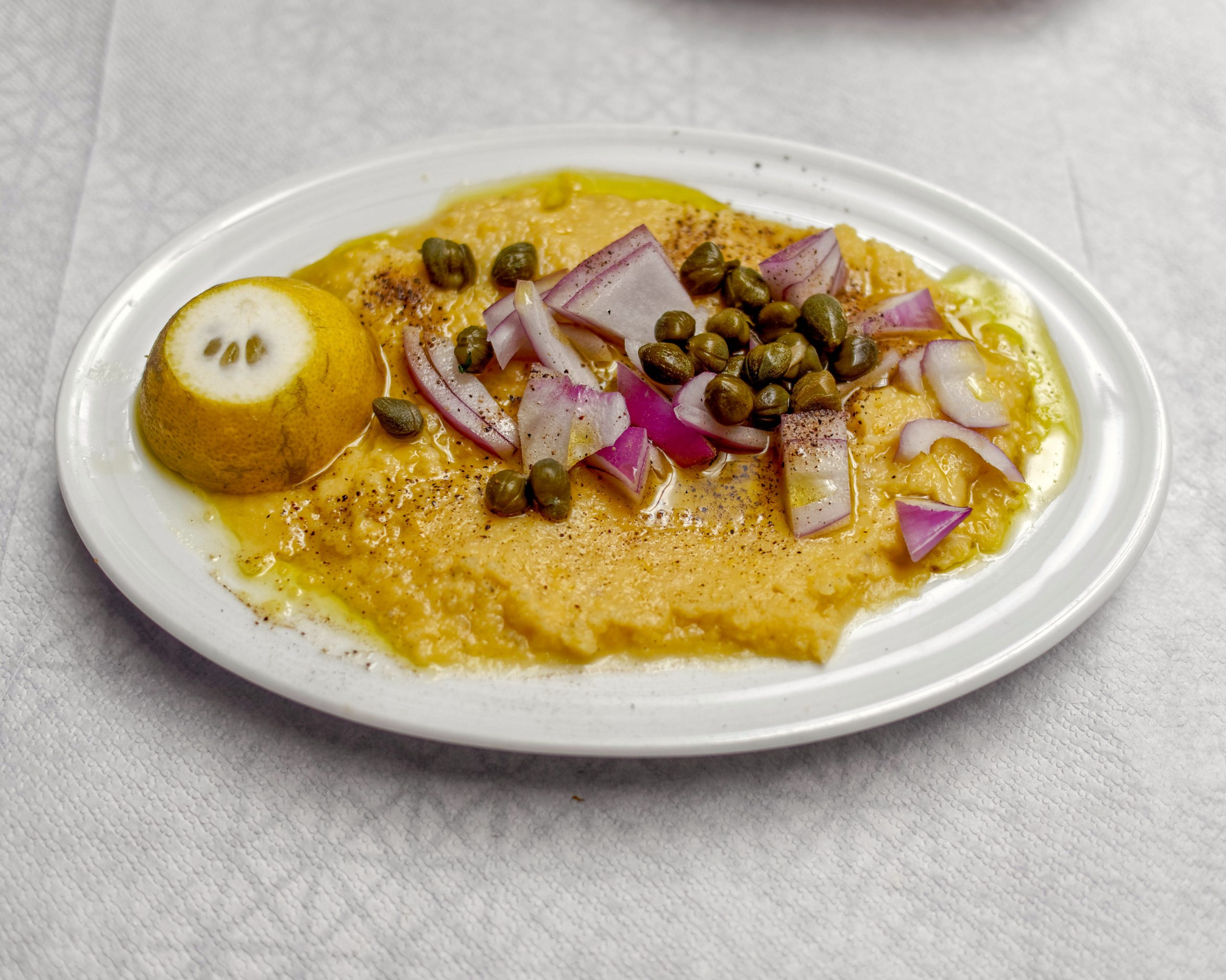 tradycyjna fava z santorini na talerzyku