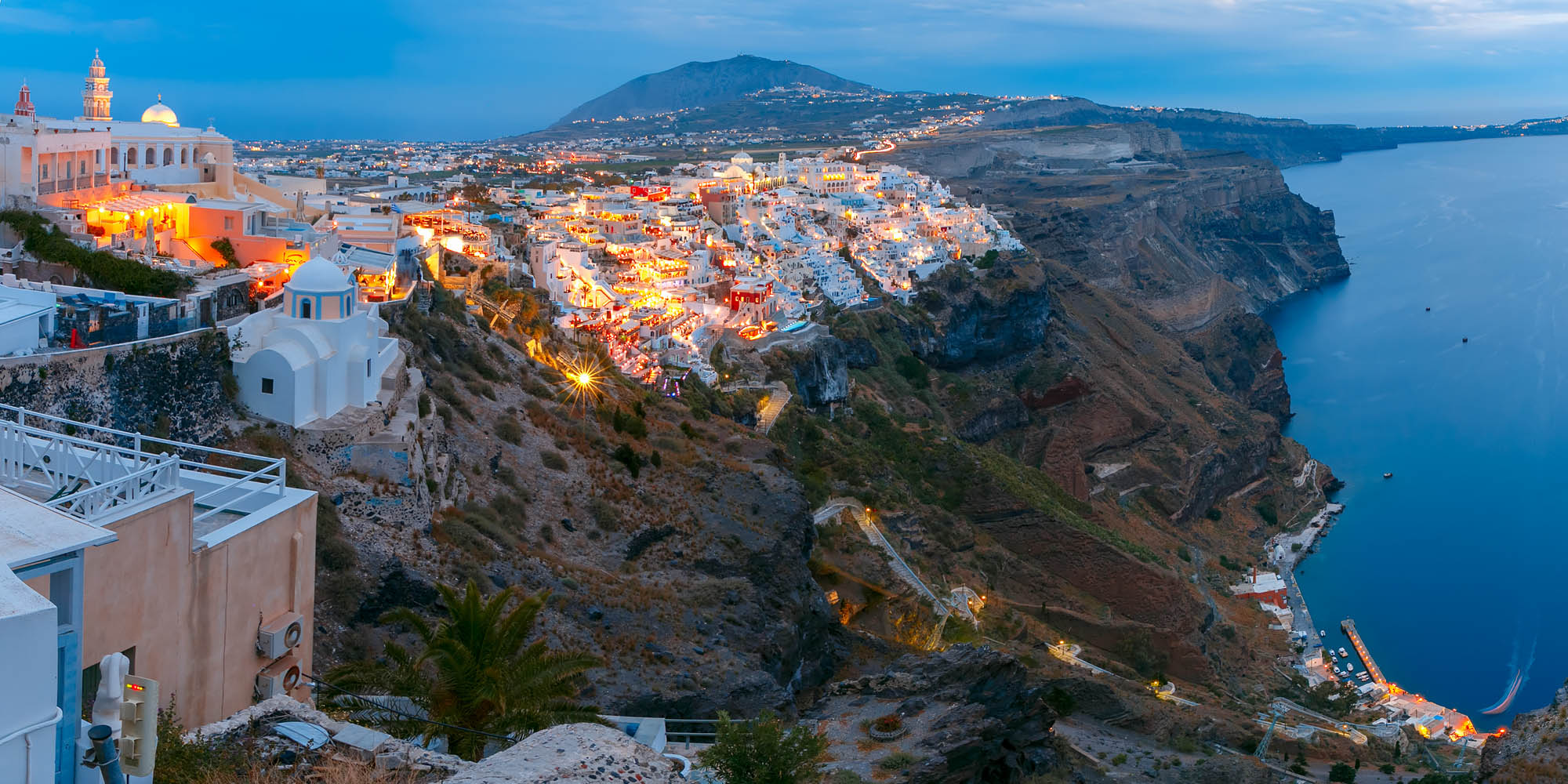fira wieczorem, wyspa santorini, widok na kaldere i port z góry
