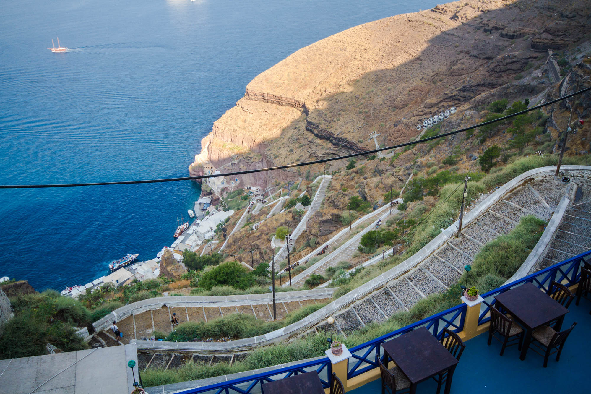 schody prowadzące od starego portu w firze na góre do maista, widok na port i kalderę z góry, santorini
