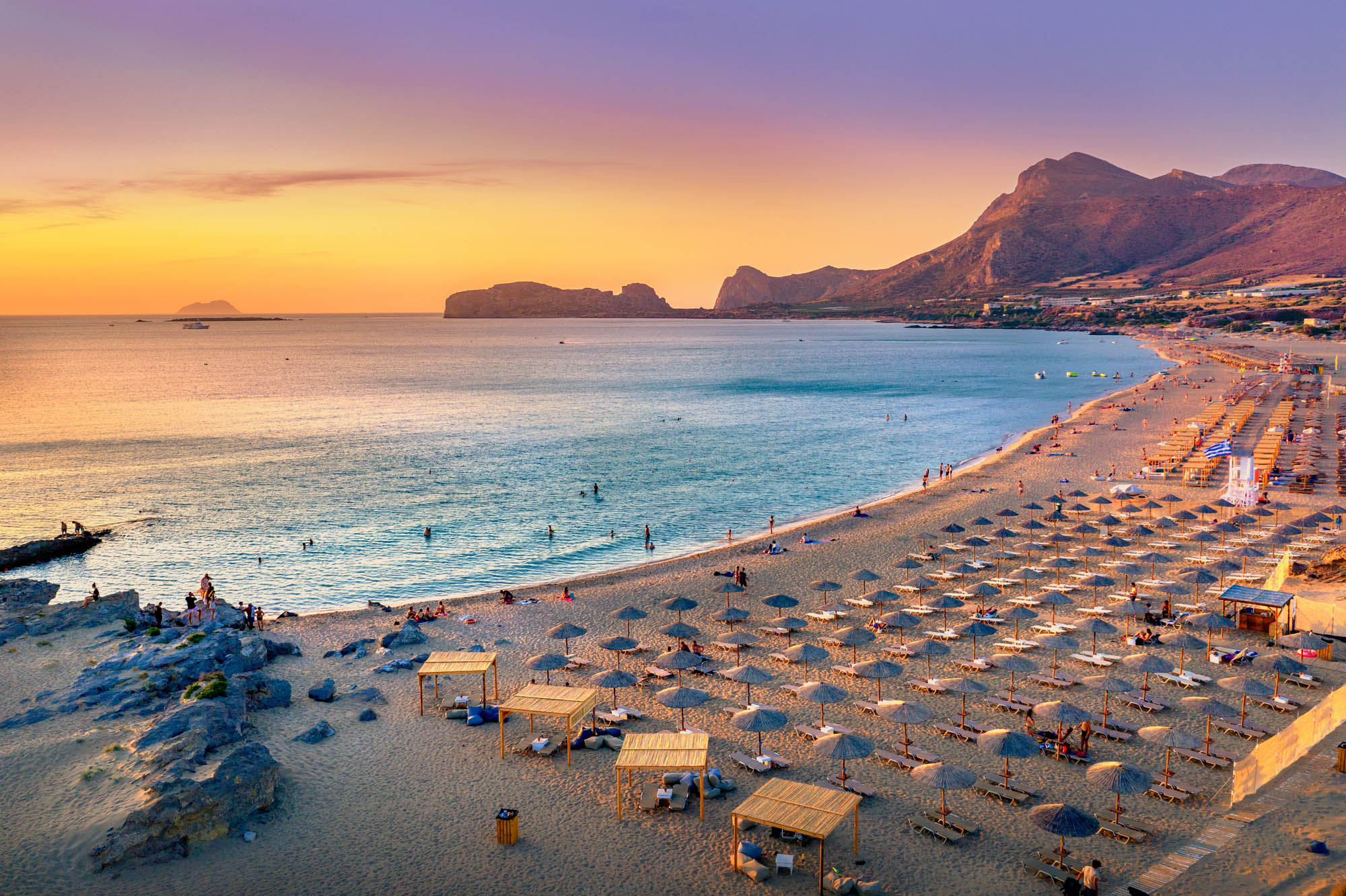 Zachód słońca na plaży falasarna, Kreta Zachodnia, widok na zachodzące słonce i morze