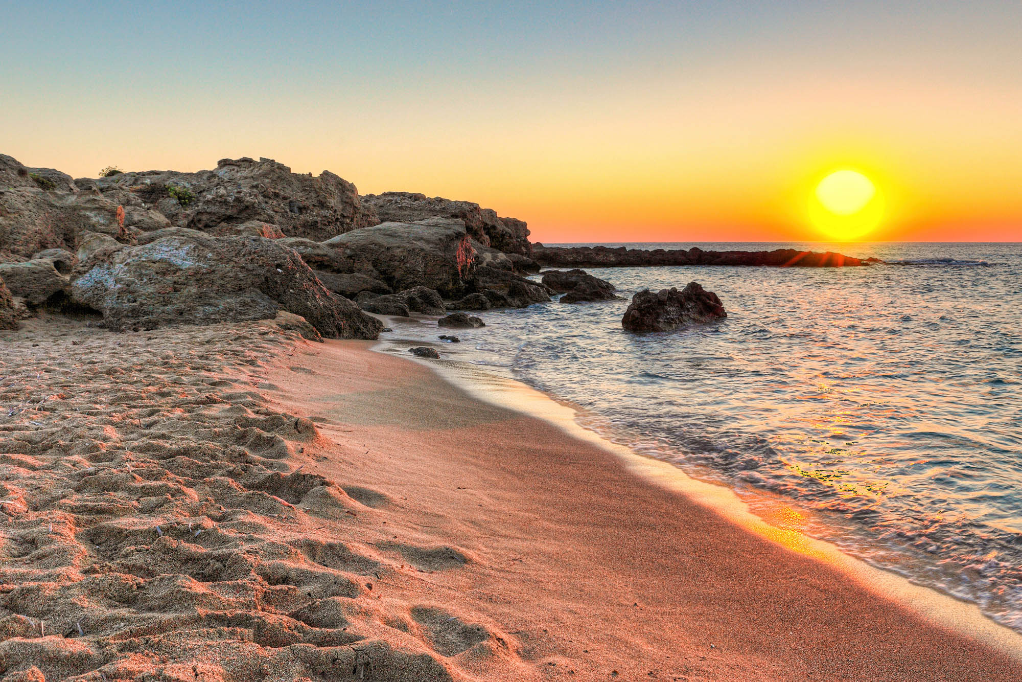 Zachód słońca na plaży falasarna, Kreta Zachodnia, widok na zachodzące słonce i morze