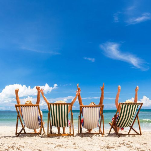 ludzie na leżakach na plaży