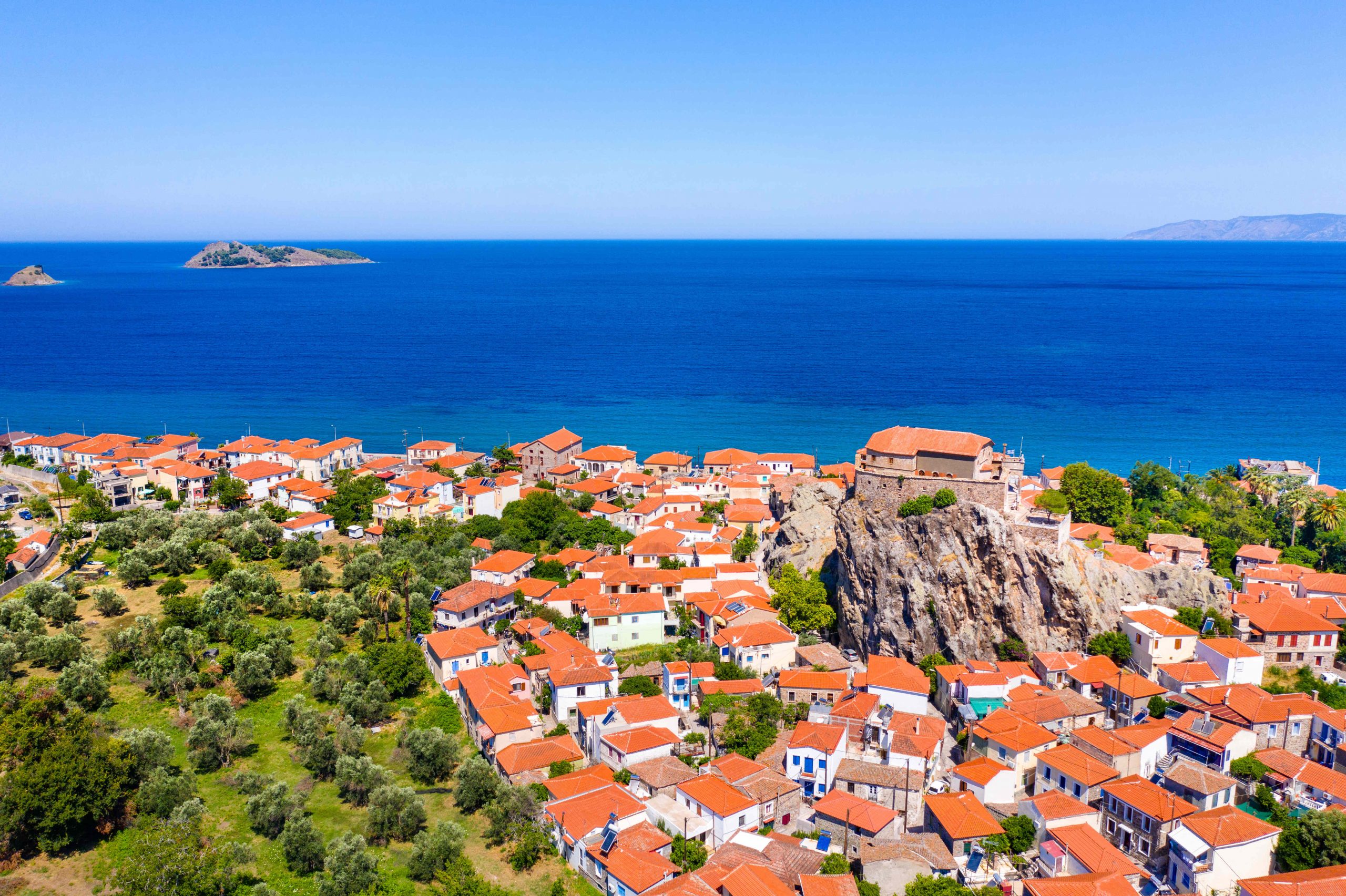 petra, lesbos, widok z góry na miasto i świątynię