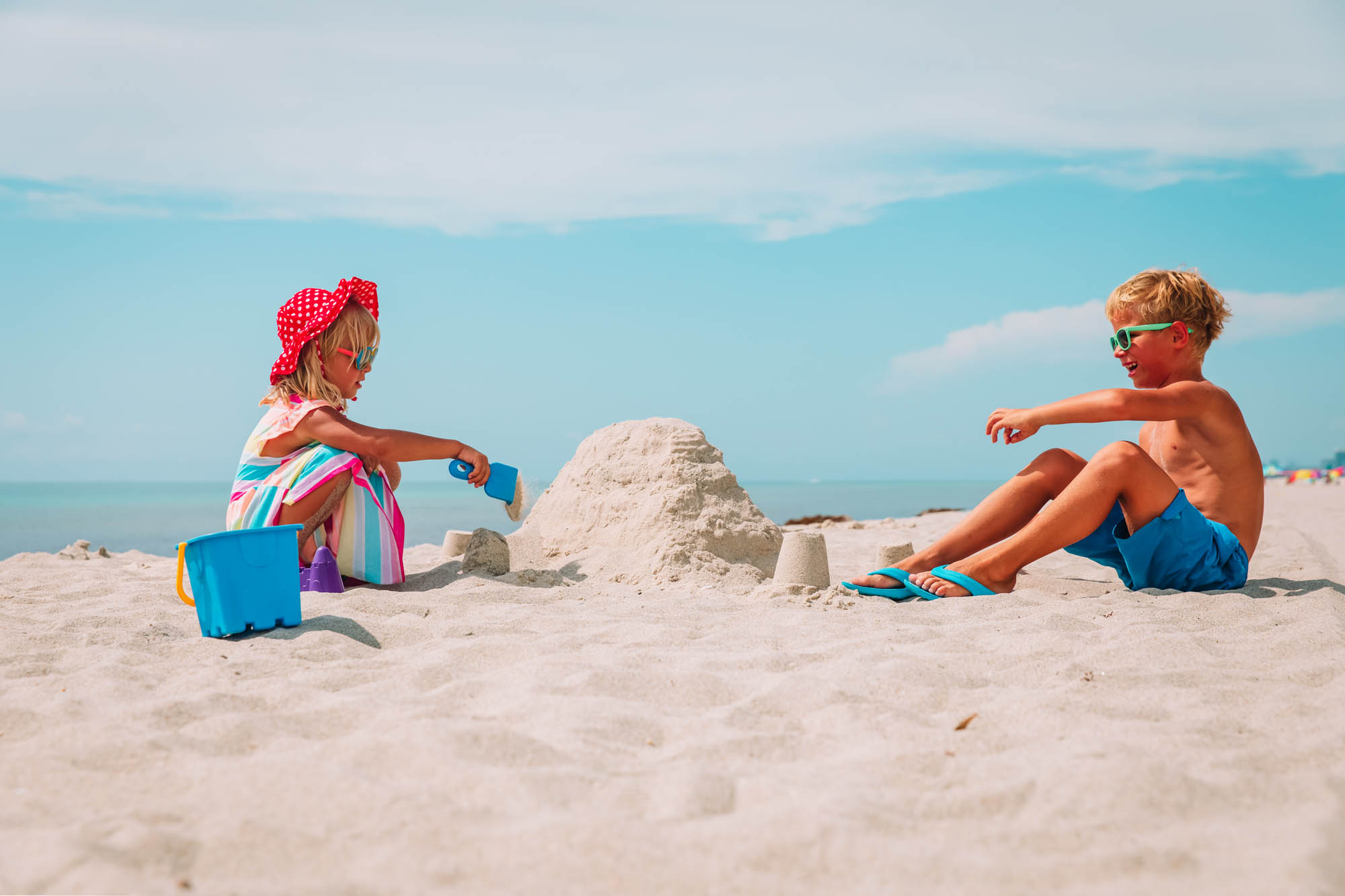 dzieci na plaży, budują zamki z piasku, zabawa nad morzem