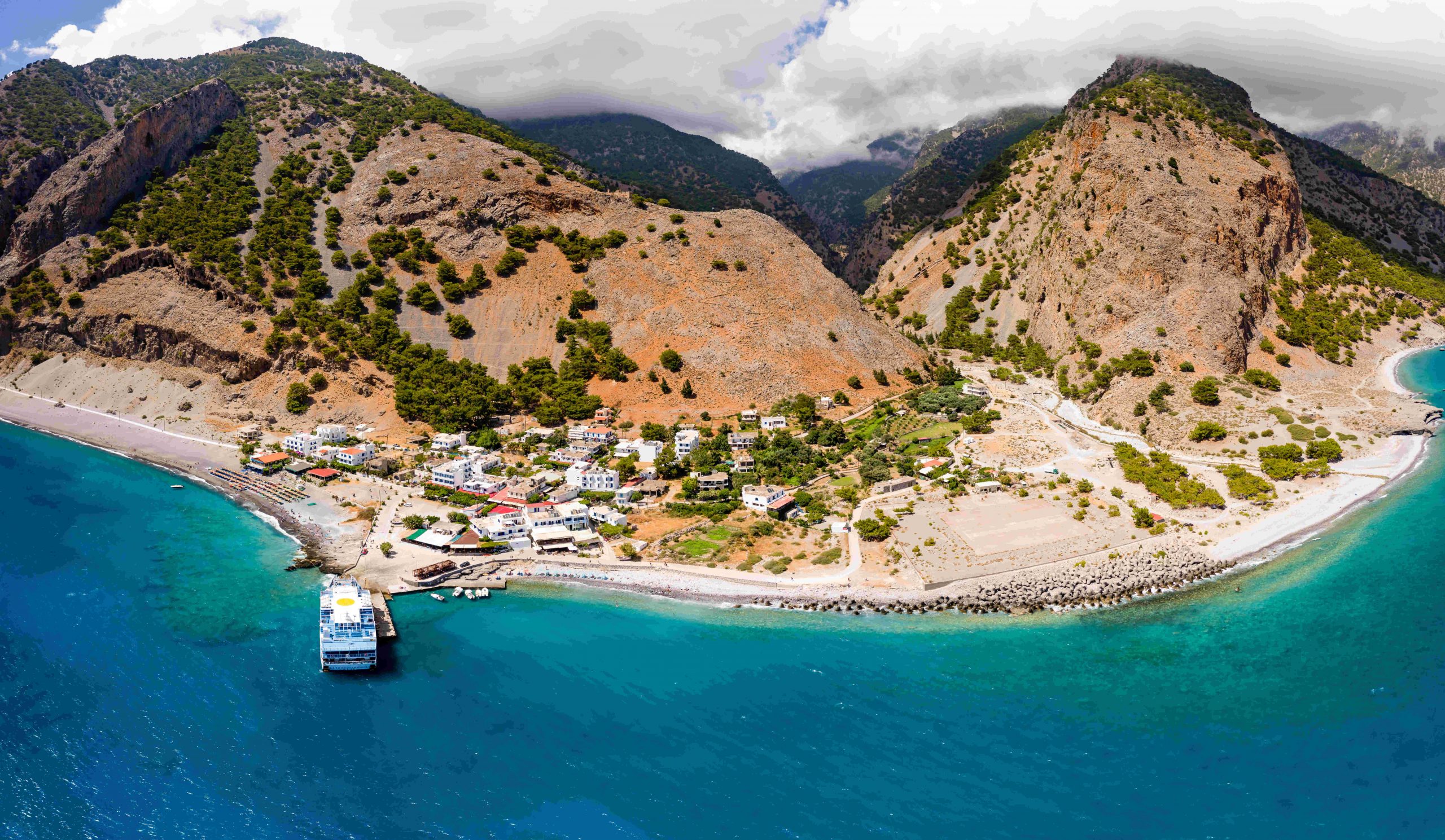 Agia roumeli, widok zz góry na wioskę, port i wąwóz samaria, który kończy sie w tym miejscu