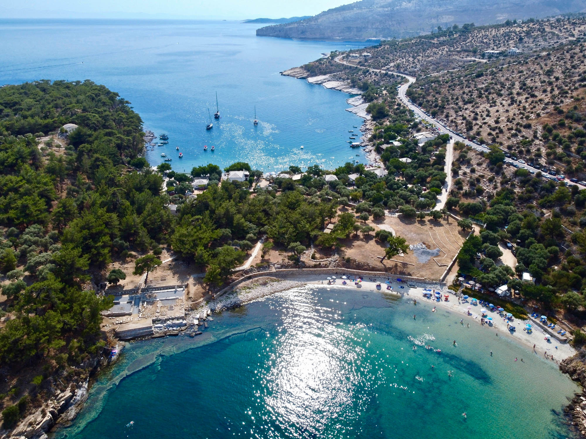 plaża aliki widziana z góry, dwie zatoki, marmurowe zatoki Tahssos, Grecja
