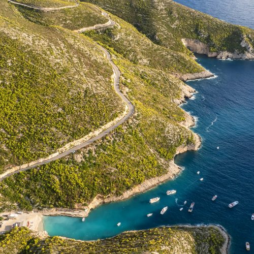 Zakynthos, widok z góry na klify, drogi i małą plażę
